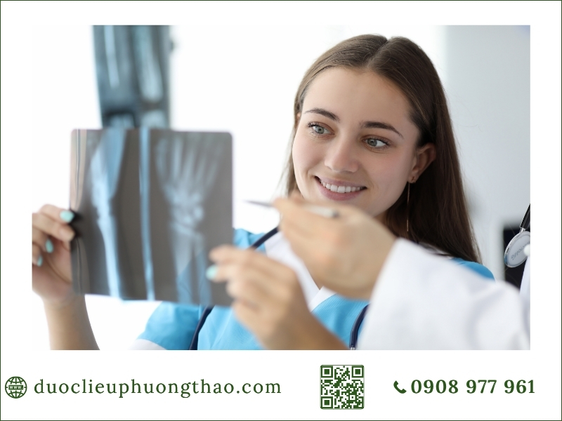 Bác sĩ xem phim X-quang chẩn đoán nguyên nhân gãy xương