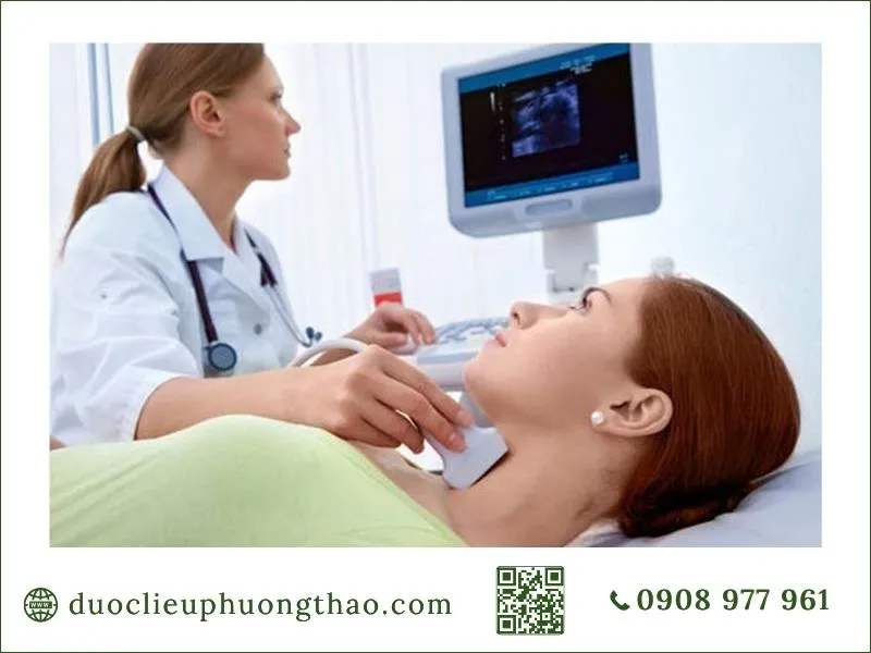 Bác sĩ siêu âm kiểm tra tuyến giáp chẩn đoán nguyên nhân gây ung thư tuyến giáp là gì