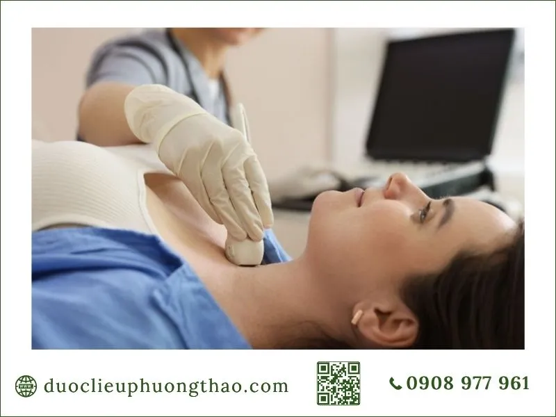 Bác sĩ siêu âm kiểm tra tuyến giáp tầm soát để xác định nguyên nhân u nhân tuyến giáp là gì